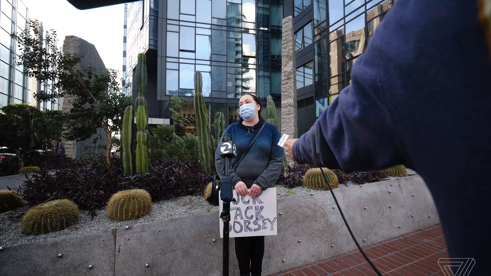 Chi mot nguoi bieu tinh ung ho ong Trump truoc tru so Twitter hinh anh