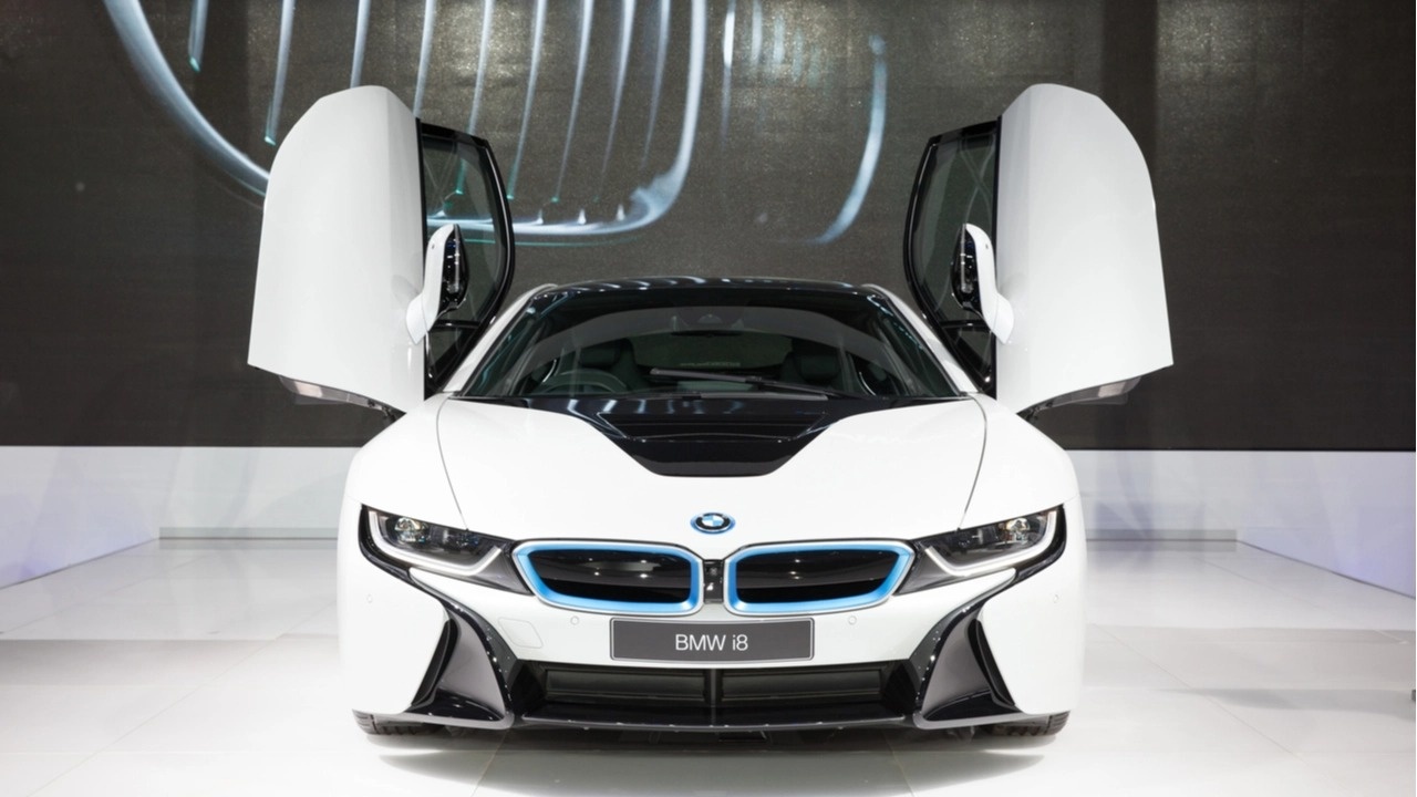 lap trau cay tien so tren xe BMW i8 anh 2