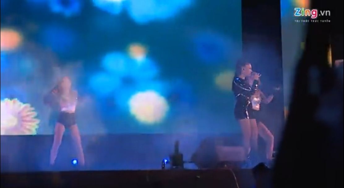 Khan gia phan khich voi man trinh dien cua Thu Minh hinh anh