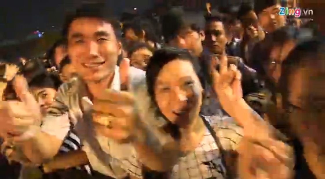 Khan gia 'chay' het minh cung man DJ cua Dai nhac hoi hinh anh