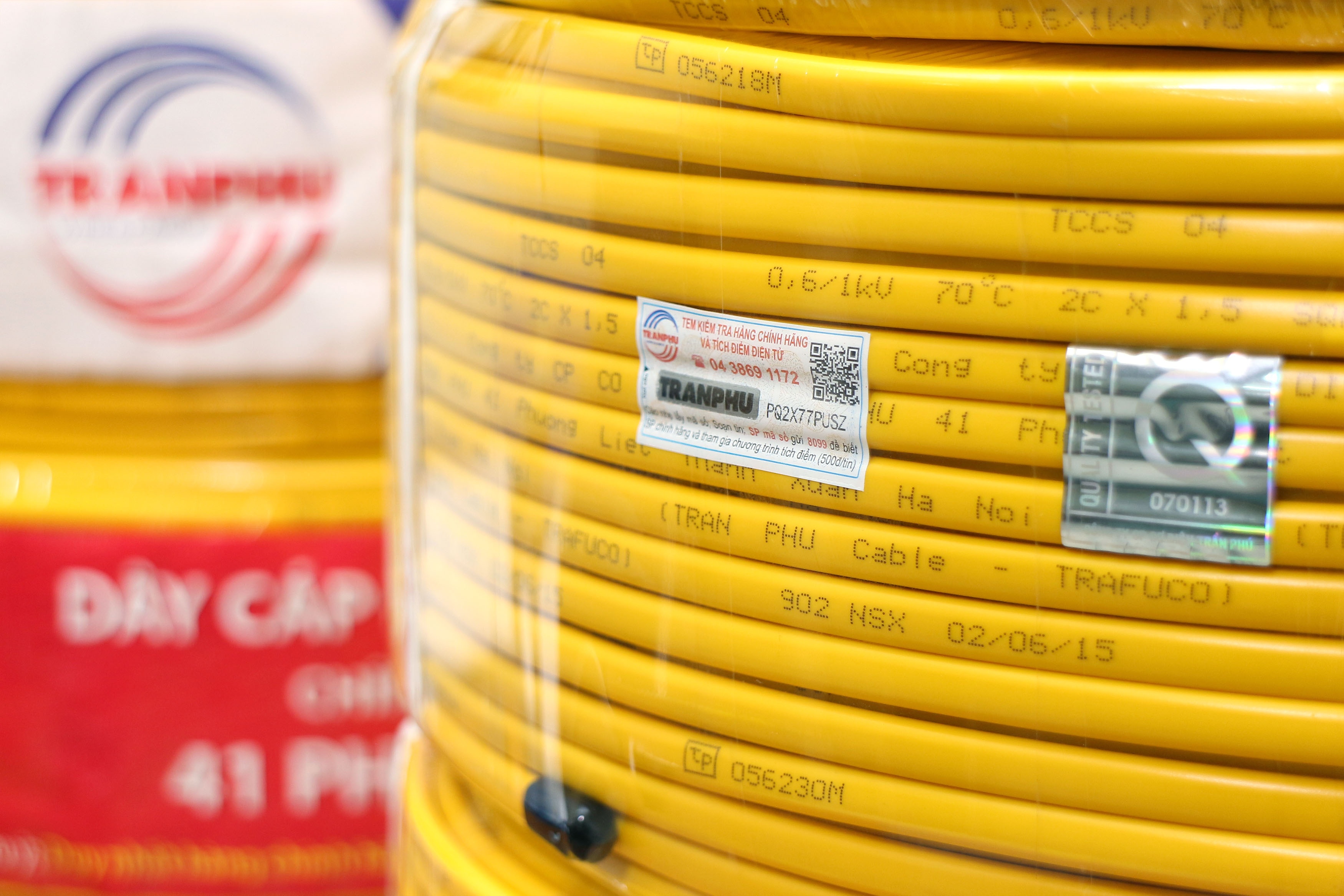 Day dien Tran Phu khong thoa hiep voi hang gia, hang nhai hinh anh