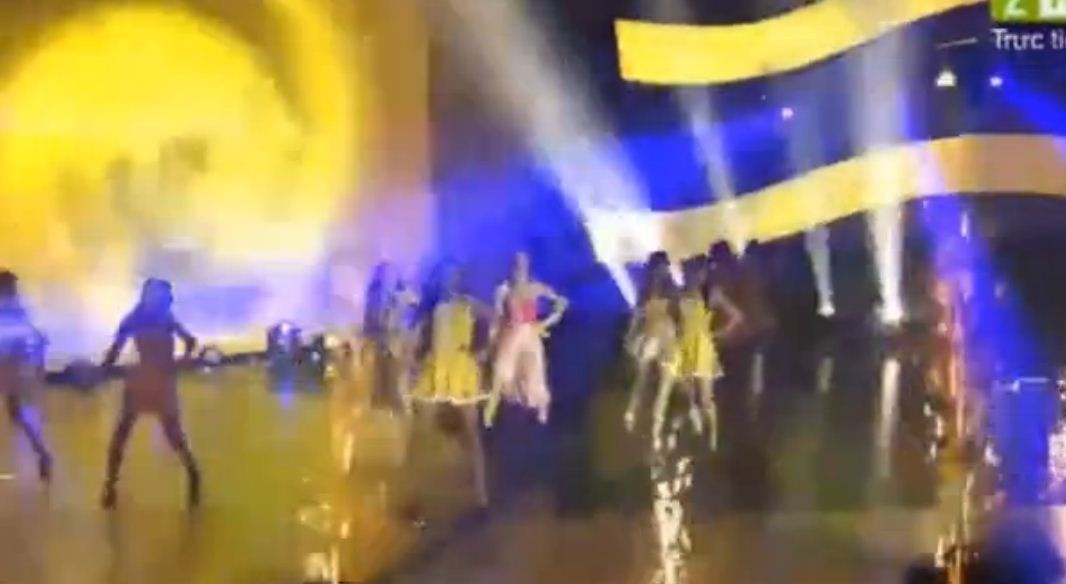 Dong Nhi, Khoi My, Bao Anh lan dau hoi ngo tren san khau hinh anh