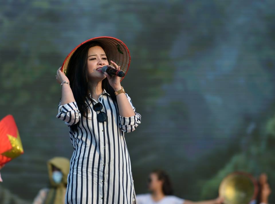 Duong Hoang Yen hat ngan nga trong hau truong dai nhac hoi hinh anh