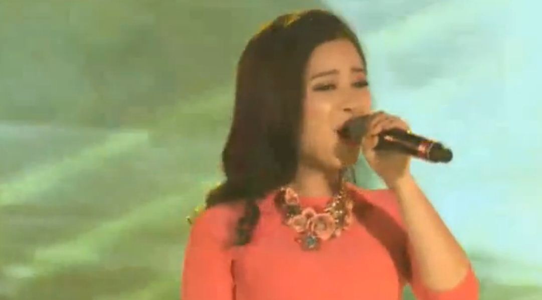 Duong Hoang Yen mo man thanh cong dem dai nhac hoi hinh anh