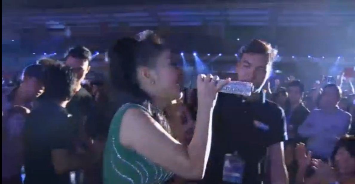 Thu Minh xuong san khau chay cung khan gia voi hit moi hinh anh