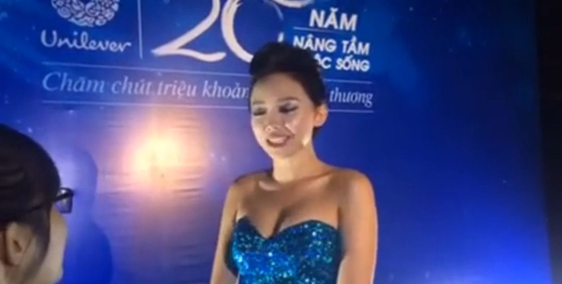 Toc Tien chia se viec lua chon trang phuc cho buoi dien hinh anh