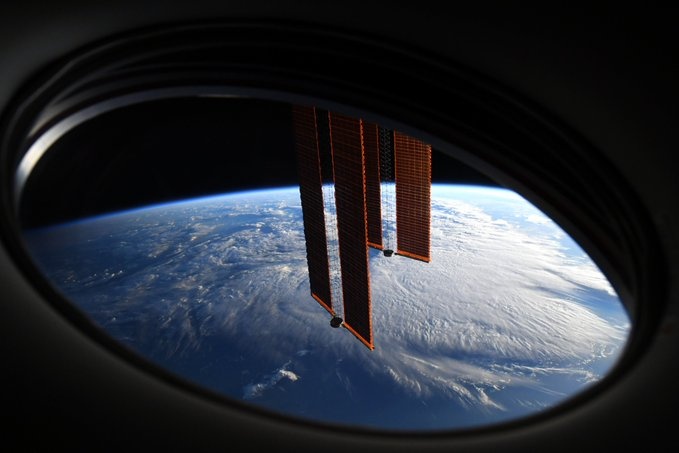 Quang canh tu cua so phong ngu cua phi hanh gia hinh anh