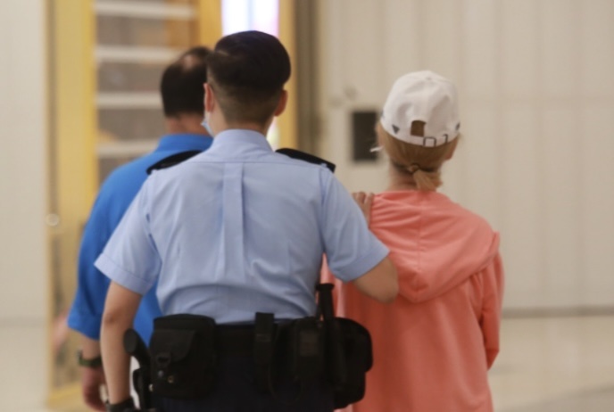 Nguoi phu nu gian du, dap pha Apple Store o Hong Kong hinh anh