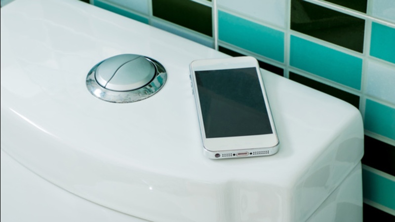 Tac hai cua viec dung dien thoai khi di ve sinh anh 1