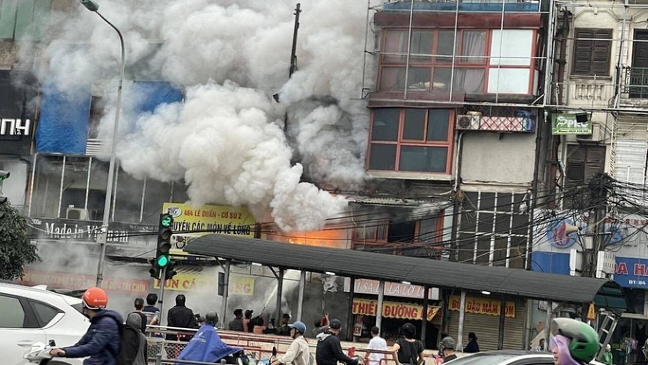 Chay lon kho quan ao tren duong Le Duan hinh anh