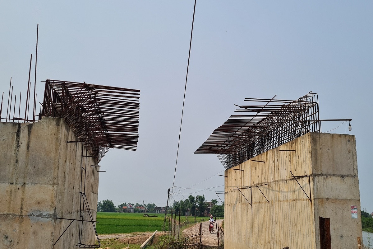 Duong cuu ho 80 ty dong o Quang Binh thi cong dang do roi bo hoang hinh anh