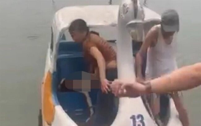 Lat thuyen thien nga tren ho khien be gai 7 tuoi tu vong hinh anh