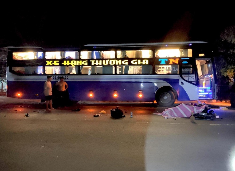 Va cham voi xe khach, nguoi dan ong di xe may tu vong hinh anh