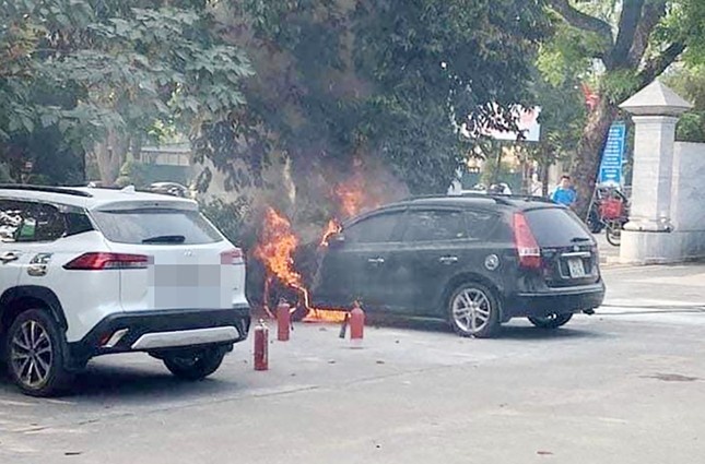 Oto dang do trong san bat ngo boc chay du doi hinh anh