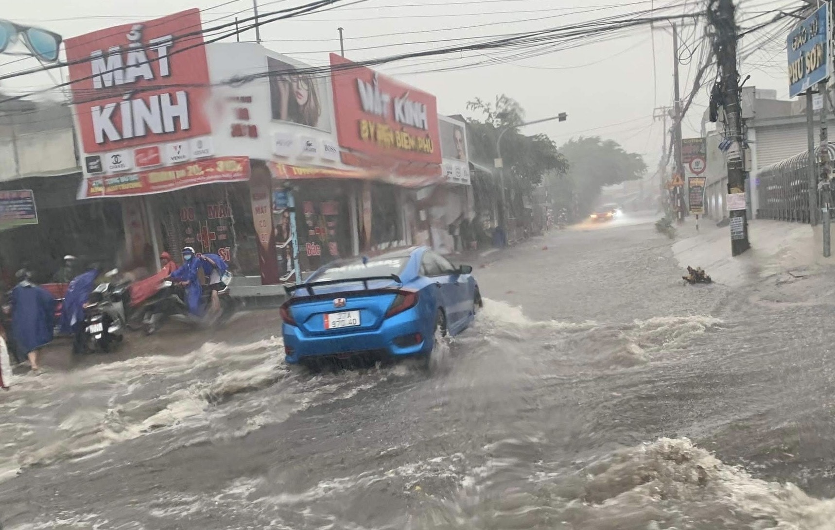 Nhieu nha toc mai, cot dien do trong tran mua dong o Dong Nai hinh anh