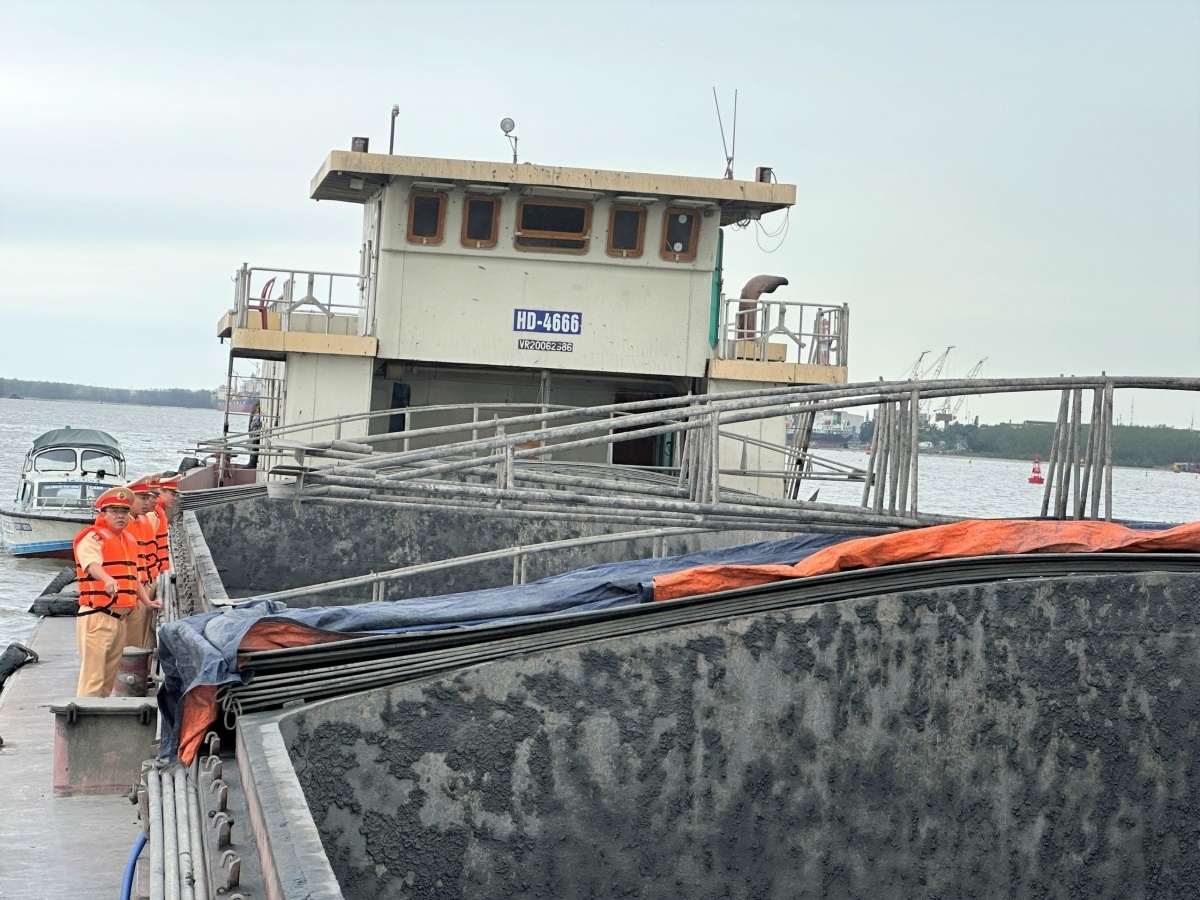 Phat hien tau cho 2.000 tan than bun nhiet thap ban trai quy dinh hinh anh