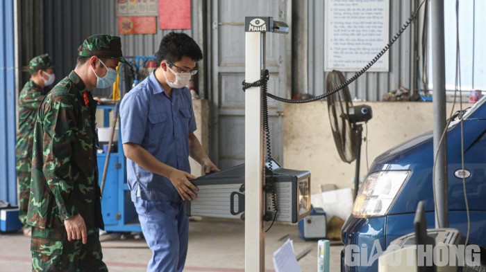 Trung tam dang kiem gac nghi le, no luc phuc vu nguoi dan hinh anh