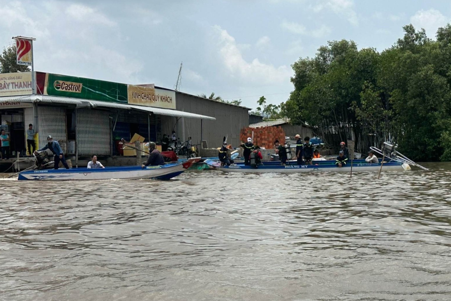 Tim thay thi the thieu ta cong an gap nan tren song hinh anh