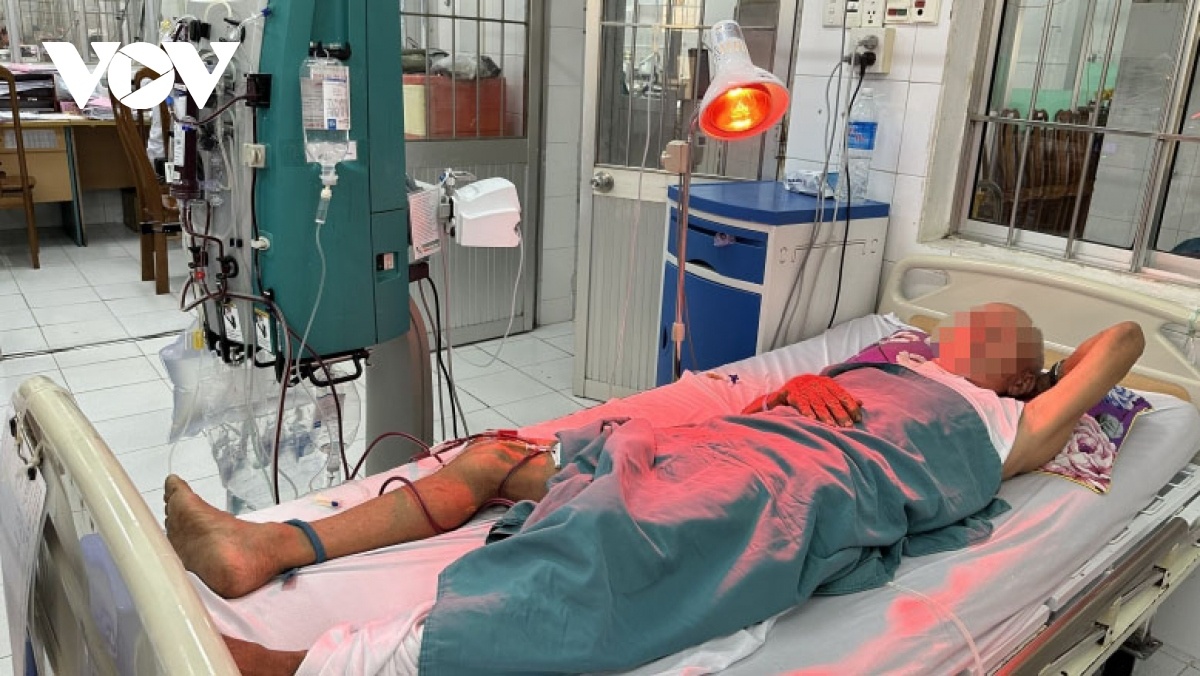6 nguoi nghi ngo doc ruou o dam tang, mot nguoi tu vong hinh anh