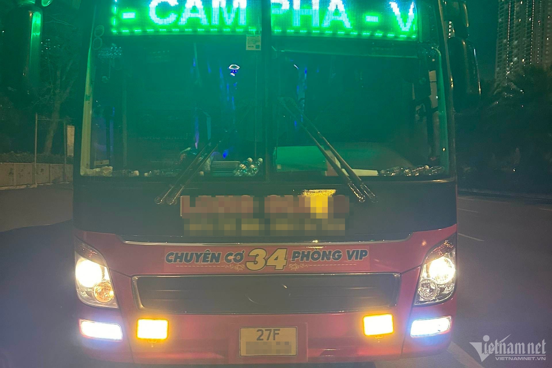 Chua den nghi le 30/4, hang loat oto bi xu phat loi 'nhoi nhet' khach hinh anh