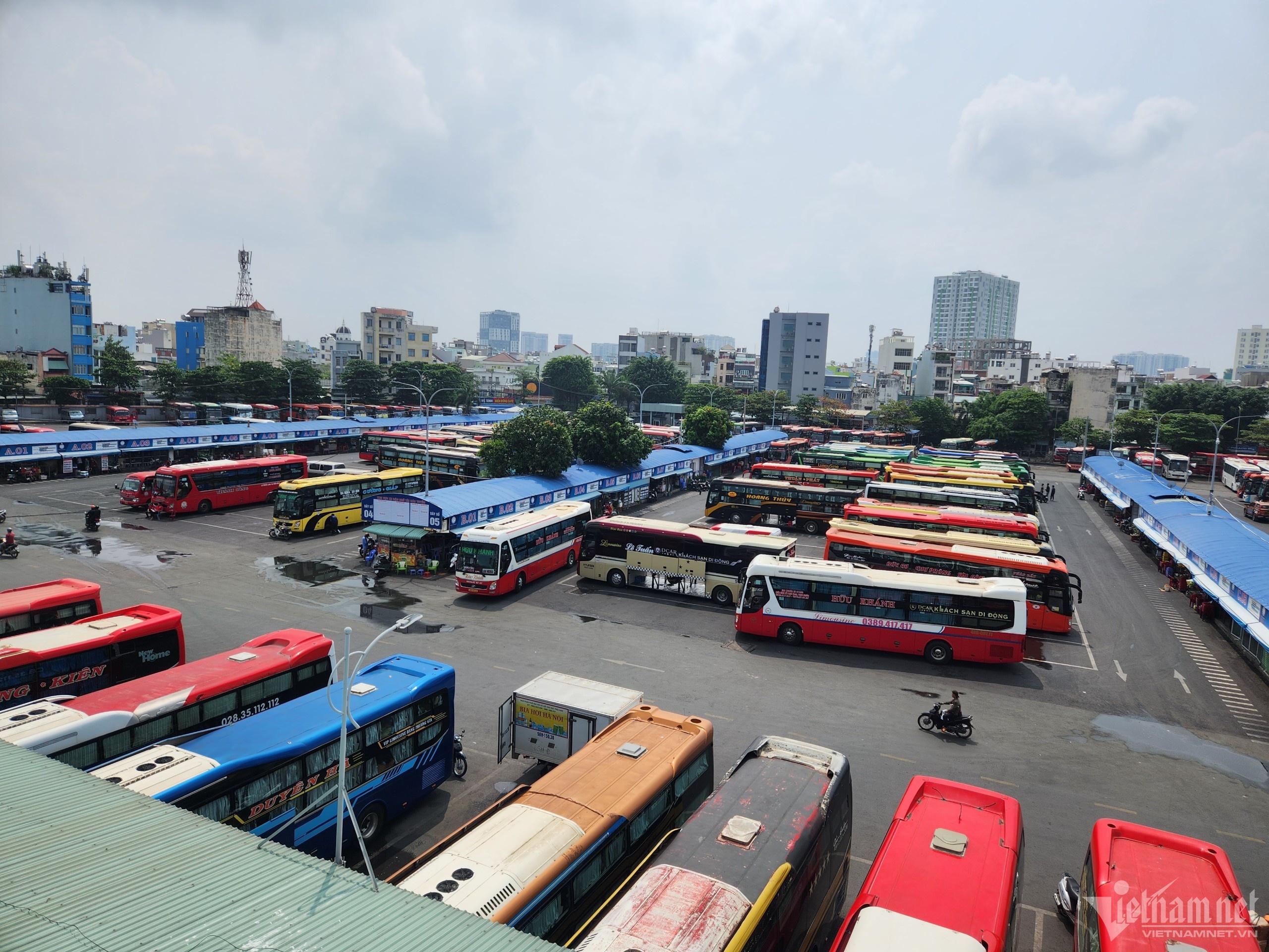 Ben xe TP.HCM tang gap doi cong suat phuc vu khach nghi le 30/4 hinh anh