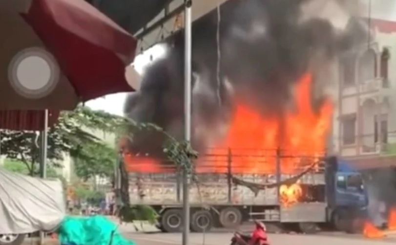 Tai xe dung cam lai xe tai dang chay ngun ngut ra khoi noi dong nguoi hinh anh