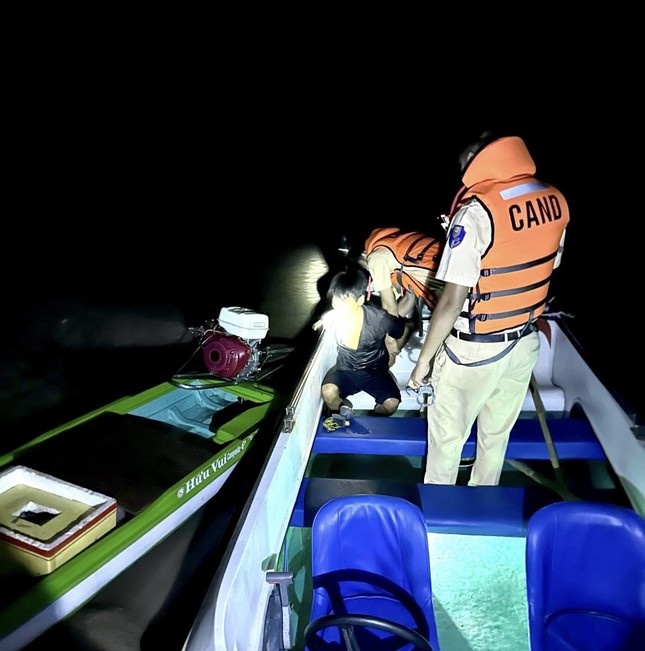 Dung xung kich dien tan diet thuy san tren song o Ca Mau hinh anh