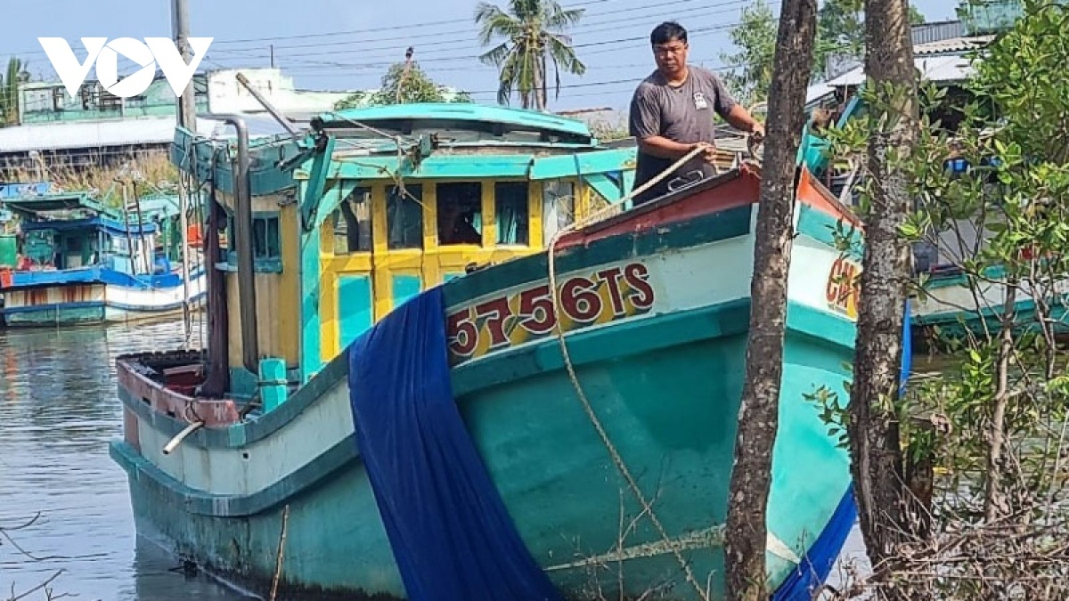 Cuu ho kip thoi 4 thuyen vien gap nan tren bien hinh anh