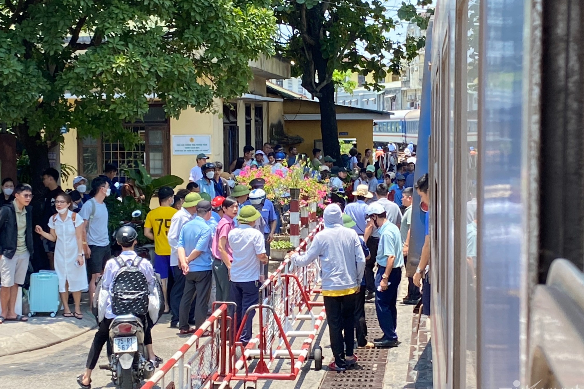 Thong tuyen duong sat Bac - Nam sau vu tau SE1 trat duong ray hinh anh