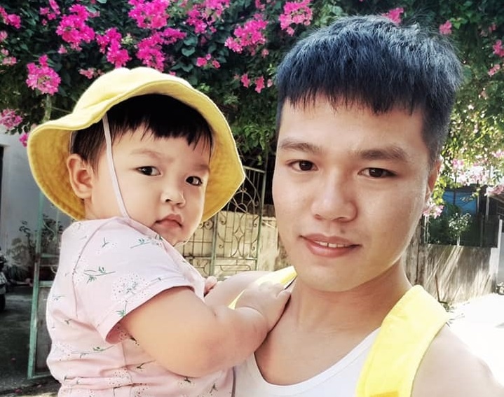 Co con gai be nho hinh anh