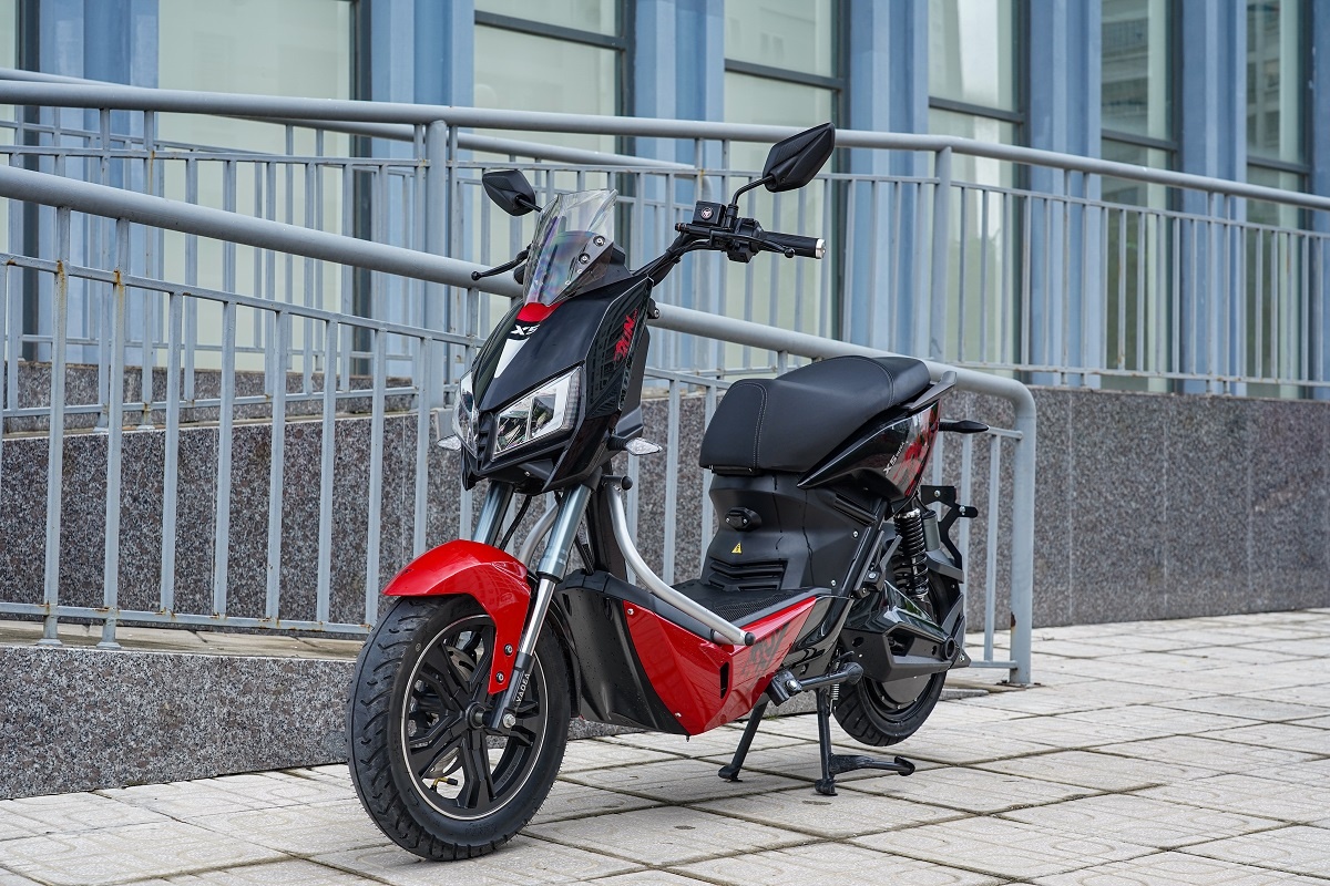 Lam the nao de su dung xe may dien an toan? hinh anh