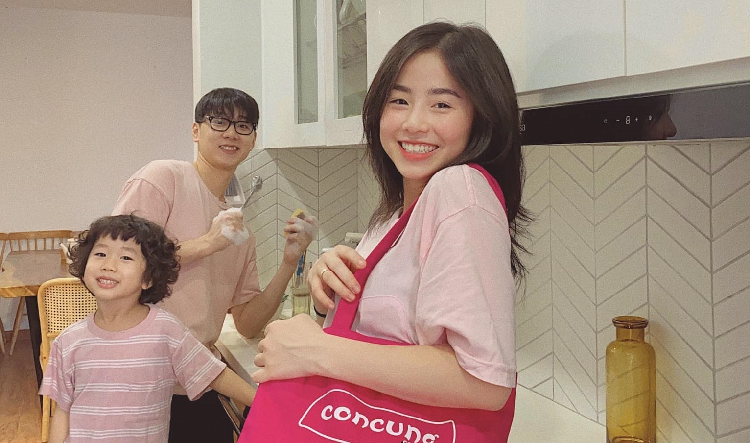 Me Dau khoe anh hanh phuc khi bo con cham lam viec nha hinh anh