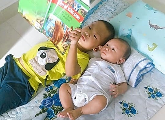 Hinh thanh thoi quen doc sach vi con hinh anh