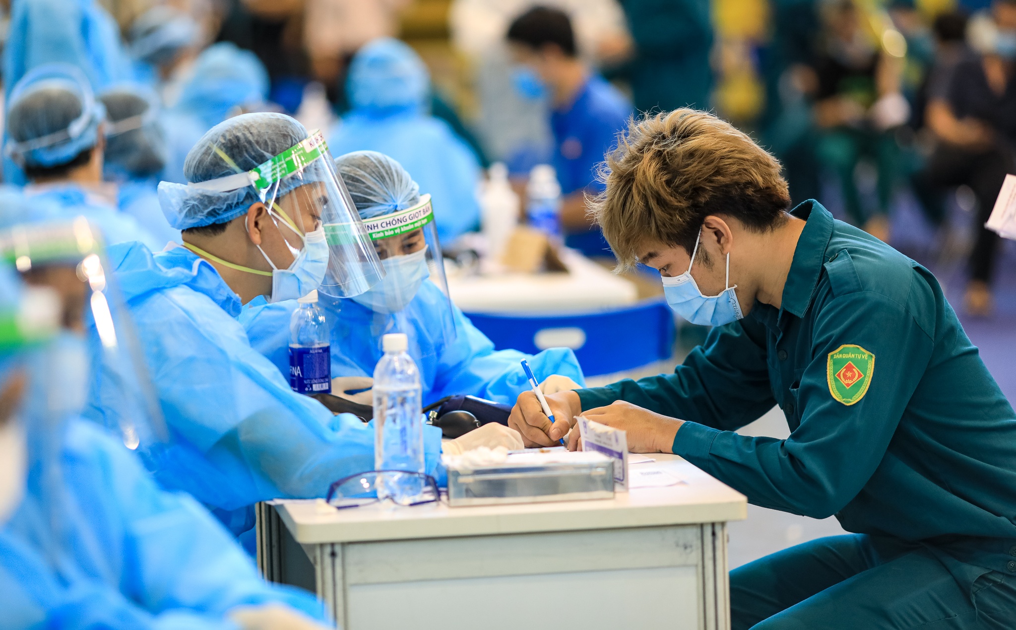 tiem vaccine Covid-19 anh 1