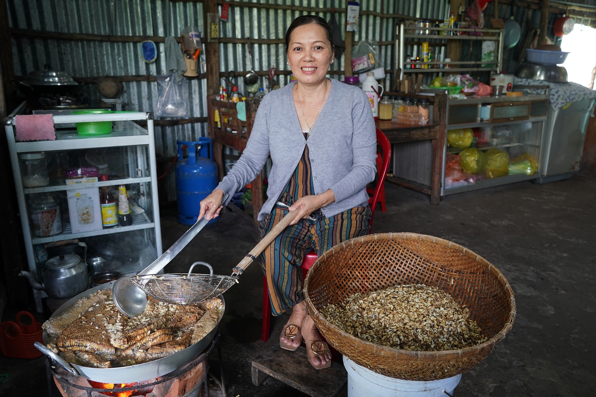 Can canh quy trinh lam mam nhong ong ngon nuc tieng cua Ca Mau hinh anh