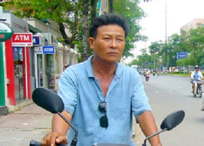 Nguoi lai xe om nguyen ca doi hien mau, hien xac hinh anh