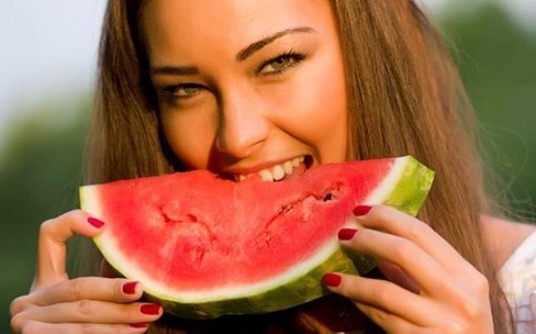 7 dieu can lam khi an dua hau de khong hai suc khoe hinh anh