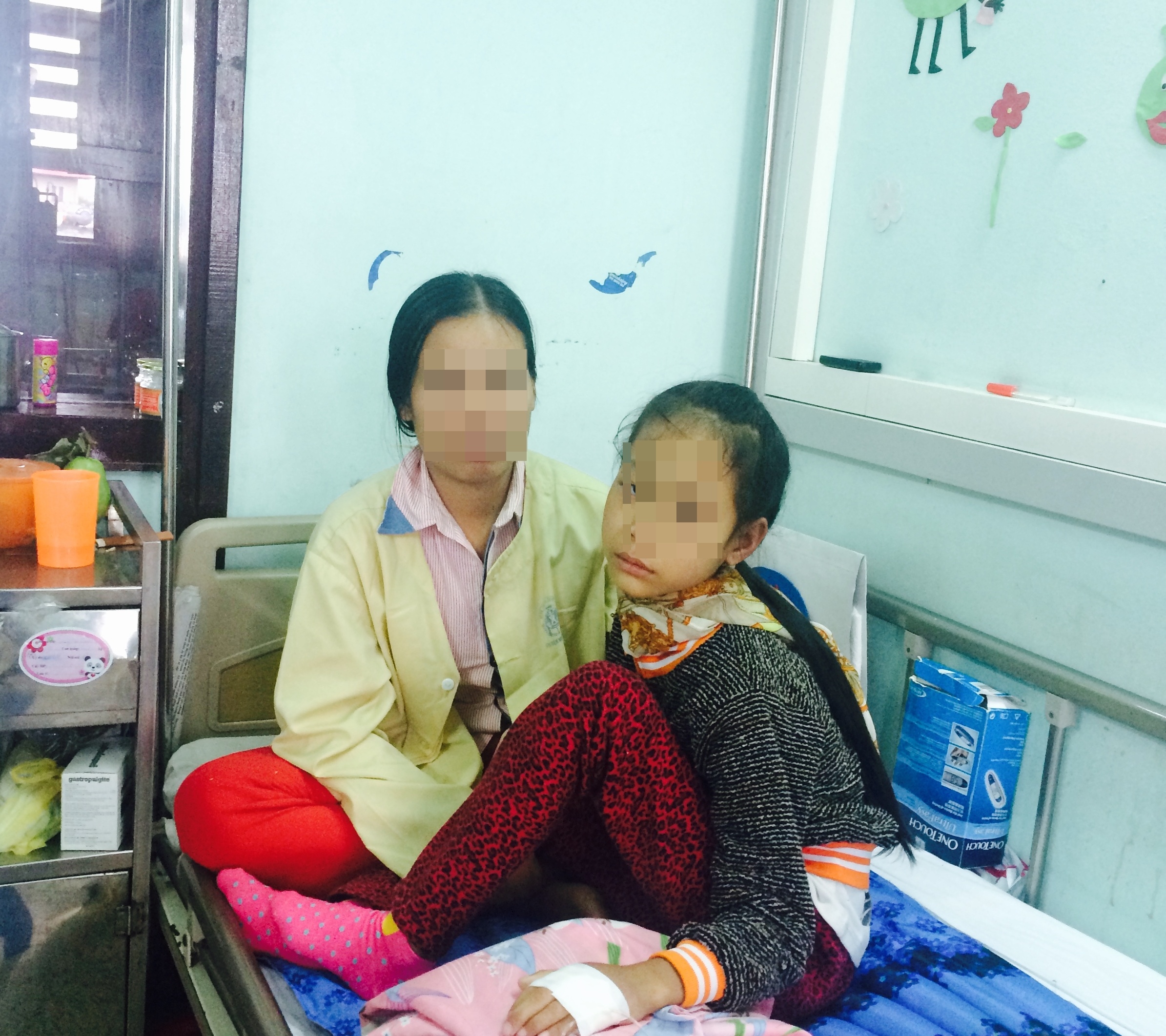 Bé H. (9 tuổi) mắc bệnh hiếm tiểu đường trẻ em, nhập viện khi đã ở giai đoạn biến chứng nặng, gây suy thận, khiến cháu vô niệu hoàn toàn. Ảnh: Bệnh viện Nhi Trung ương.