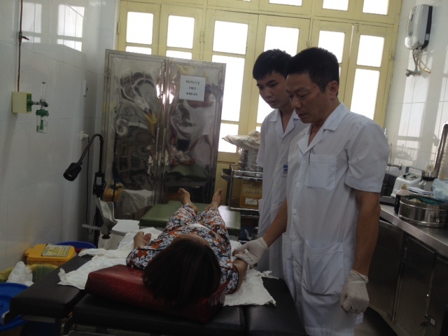 'E-kip 18 bac si sung lai khi biet benh nhan nhiem HIV' hinh anh