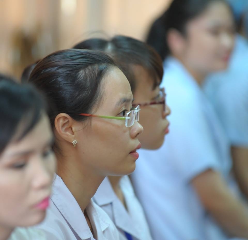 Vi sao y, bac si phoi nhiem HIV van lam viec binh thuong? hinh anh