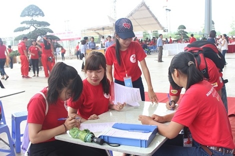 Các tình nguyện viên đang đăng ký tham gia hiến máu