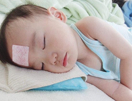 5 hanh dong khien tre dang sot gap nguy hiem hinh anh