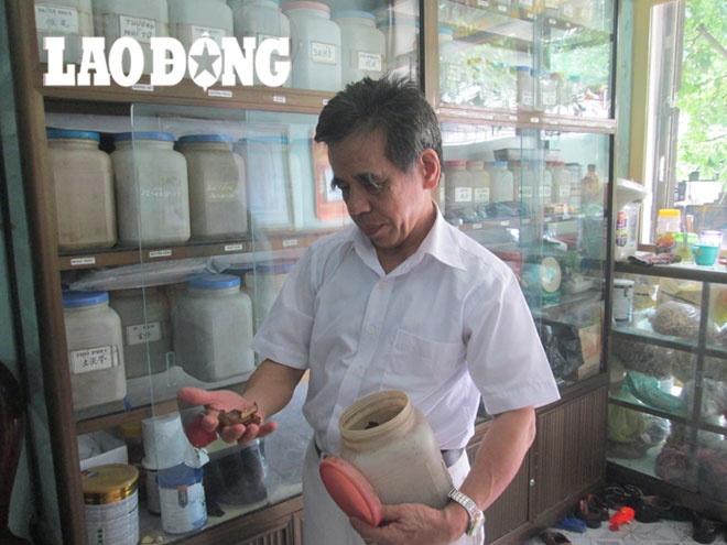 Bác sĩ Đinh Tự Khuyên đang bốc thuốc cho bệnh nhân.Theo dõi bệnh nhân đến 8 năm trời