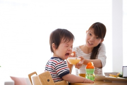 Sai lam cua bo me khien con ngay cang coi coc hinh anh