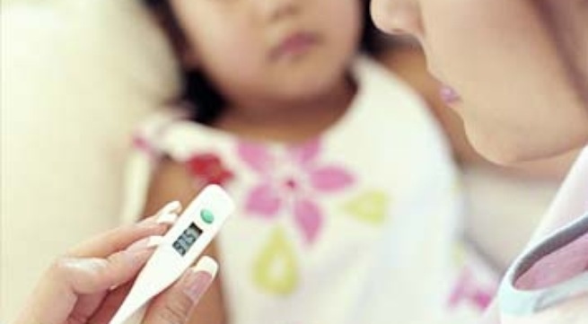 Cach do than nhiet cho tre nho hinh anh