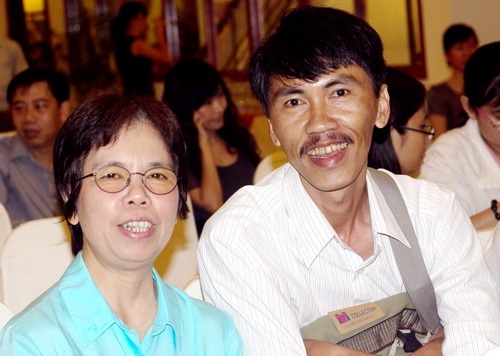 Nhà văn Nguyễn Ngọc Thuần (bên phải). Ảnh: Trần Quốc Toàn