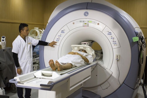 Chup cong huong tu co gay nguy hiem khong? hinh anh