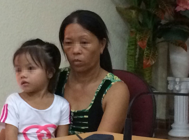 Uong nuoc tay trang bao tu heo, be 4 tuoi teo thuc quan hinh anh