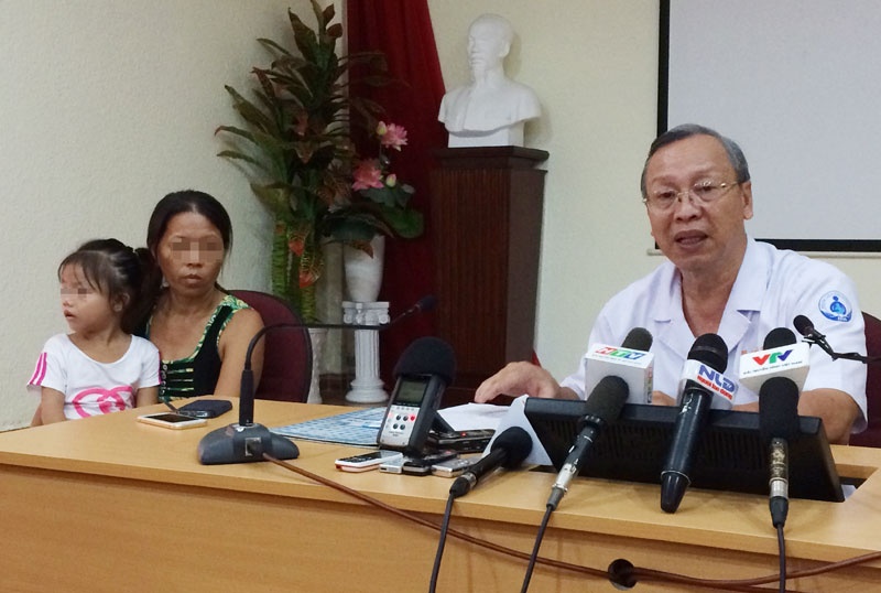 Bác sĩ Sơn nhận định bé Lan phải đi lại nong thực quản nhiều lần nữa. Ảnh: Thanh Huyền.