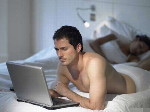 Tai sao dan ong thich xem phim sex? hinh anh